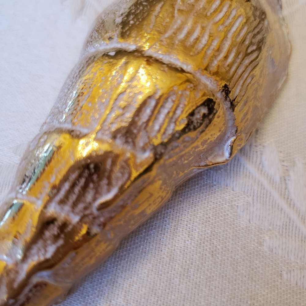 18 kt gold Electroplated shell pin.